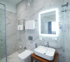 Номер-студио с кроватью "king-size" и видом на озеро в F911