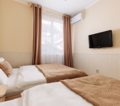 Стандарт  с двуспальной и односпальной кроватями и кухней ( на два номера ) до 3 гостей в Дельфин парк