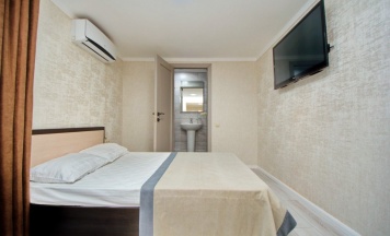 Трёхместный полулюкс с дополнительным спальным местом в Ninel