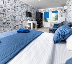 Четырехместный Стандартный номер с Балконом в гостевом доме SV на 3 этаже в Милка