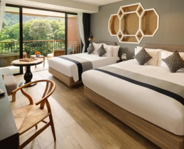 Четырёхместный семейный номер Deluxe с балконом и с видом на горы в Avista Grande Phuket Karon - MGallery