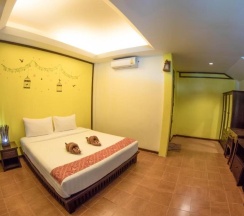 Бунгало Superior с балконом и с видом на бассейн в Tharathip Resort