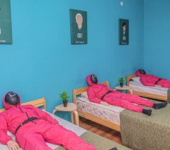Пятиместные апартаменты с балконом и с видом на город в Квартира Калина на Машиностроителей