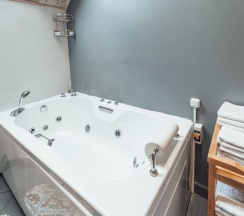 Двухместный номер Делюкс с камином двуспальная кровать в Сарай Сараев