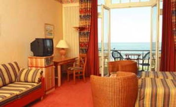 Двухместный номер Comfort с балконом и с видом на океан двуспальная кровать в Strandhotel Möwe