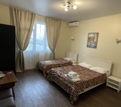 Трехместный номер с двуспальной и односпальной кроватями в Кристина