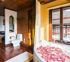 Двухместный люкс Royal с видом на море двуспальная кровать в Muang Samui Spa Resort