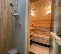 Семейный двухкомнатный номер с джакузи и сауной в Loft Boutique