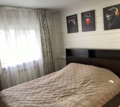 Коттедж с балконом и с красивым видом из окна в Гора U Дачи