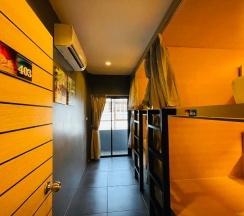 Кровать в общем номере в Rabbitel Phuket