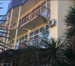 Комната улучшенная с 1 односпальной и 1 двуспальной кроватью в Марлита