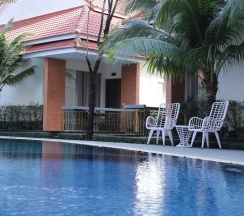 Двухместная вилла с видом на бассейн двуспальная кровать в Sea Breeze Hotel & Villa