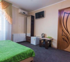 4-местный номер комфорт улучшенный с 1 двуспальной кроватью в Вояж