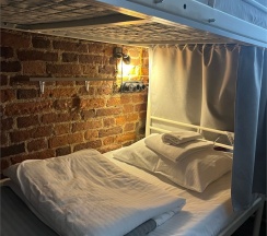 Шестиместный номер с душевой комнатой в Кино хостел на Выборгской