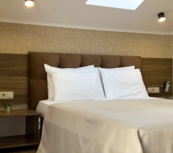 Трёхместный номер Супериор Плюс c 1 комнатой с балконом и с красивым видом из окна в Aimara