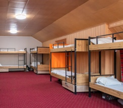 Кровать в общем номере с красивым видом из окна в Almaty BackPackers