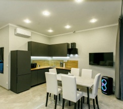 Четырёхместные апартаменты Premium с 3 комнатами с балконом и с видом на горы в Валентина