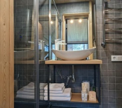 Спальня в лесу для двоих в Август