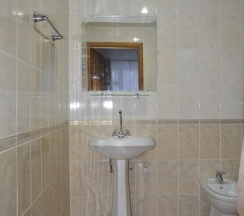 Двухместный люкс двуспальная кровать в Ассоль