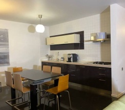 Коттедж с балконом и с красивым видом из окна в Friends House