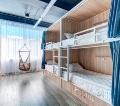 Кровать в 10-и местном общем номере повышенной комфортности в Roomy Hostel