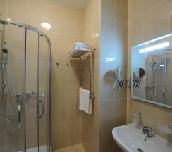 Двухместный номер стандарт первой категории с 2 односпальными кроватями с видом на монастырь в Покровская