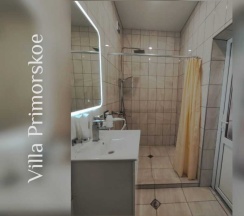 Трёхместный номер Superior с балконом и с красивым видом из окна в Villa Primorskое