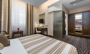 Двухместный номер Superior с видом на сад двуспальная кровать в Hotel Lapad