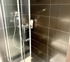 Двухместные апартаменты с 2 комнатами с балконом и с красивым видом из окна двуспальная кровать в Апартаменты InterLoft 6 Old Town Free Parking Wi-Fi 100/50 Smart TV