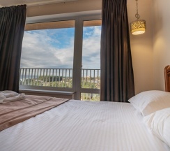 Двухместный полулюкс (Главный корпус) с 2 комнатами с балконом двуспальная кровать в Литфонд