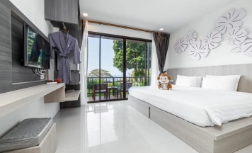 Двухместный номер Romantic Deluxe с балконом и с видом на море двуспальная кровать в Отель Secret Cliff Resort Phuket