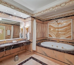 Исторический Люкс "Елисеевский" с видом на Строгановский дворец в Taleon Imperial Hotel
