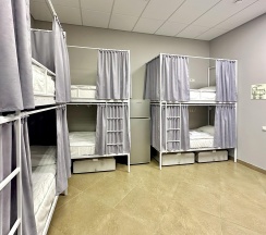 Кровать в 10-местном общем мужском номере в Sova