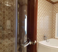 Люкс с видом на бассейн в Erawan Hotel