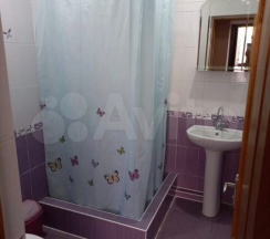 Трехместный номер с двуспальной и односпальной кроватями в На отрадной