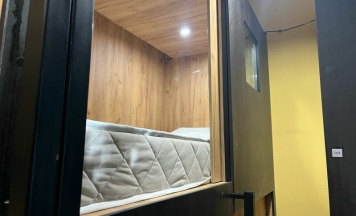 Капсула в 8-местном номере в Автор