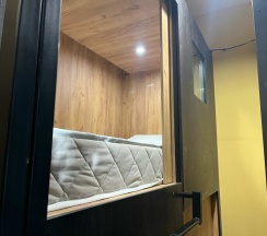 Капсула в 8-местном номере в Автор