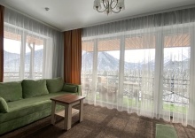 Улучшенный люкс с панорамным видом на горы в Шатун