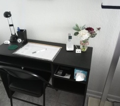 Коттедж с 2 комнатами в Private designer 8 room art getaway 2 Br-2Ba Full Kitchen Barbecue Patio 2min to beach