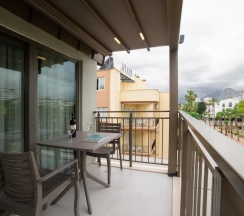 Полулюкс с балконом в Bomo Suites