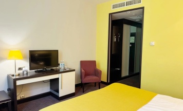 Двухместный номер Супериор с французским балконом с видом на реку двуспальная кровать в Фристайл Роза Хутор