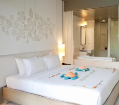 Двухместный номер Superior с видом на бассейн двуспальная кровать в Proud Phuket