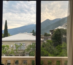 Трёхместный номер Standard с балконом и с красивым видом из окна в Рица