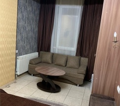 Комфорт с панорамным окном,кроватью и диваном в Респект