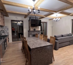 Коттедж Superior с балконом и с красивым видом из окна в Горки