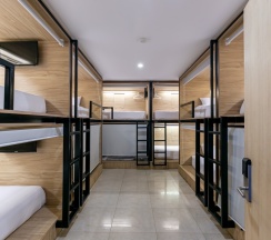 Кровать в общем номере (мужской номер) в The Bedrooms Hostel Pattaya