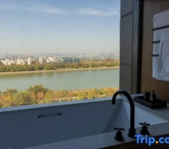 Двухместный номер Standard с видом на реку двуспальная кровать в The Lalu Nanjing