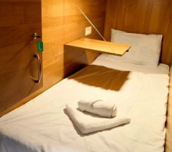 Brown capsules - Нижнее спальное место в общей комнате для мужчин и женщин (4 капсулы) в Mariel