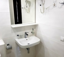 Кровать в женском  шестиместном смежном  номере в Танский