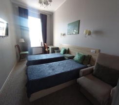 Двухкомнатный апартамент с двумя спальнями и кухонным уголком в На Невском